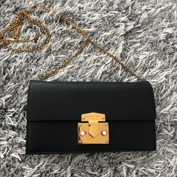 Charles & Keith wallet on chain - Picture 1 of 6